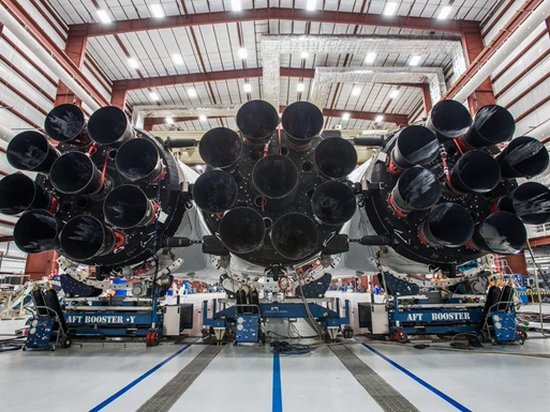 Илон Маск показал мощнейшую ракету Falcon Heavy