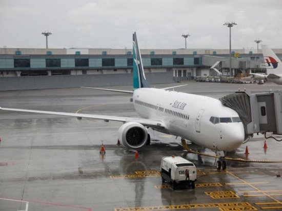 В аэропорту Индонезии Boeing столкнулся с грузовиком