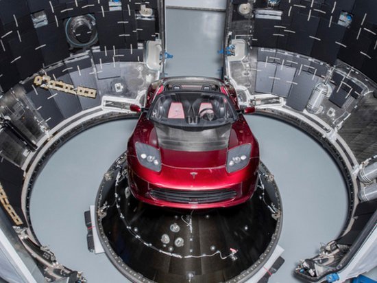 Илон Маск показал экземпляр Tesla Roadster, который отправится в космос