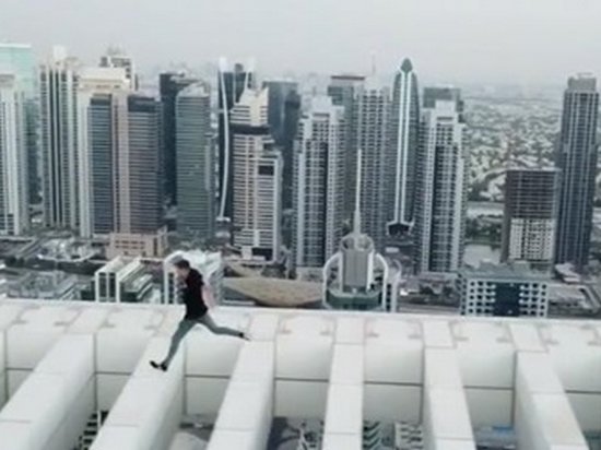 Британец выполнил опасный трюк на крыше небоскреба (видео)
