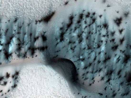 NASA показало фото заснеженного Марса