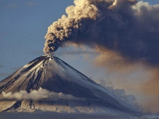 На 90 километров протянулся шлейф пепла от вулкана на Камчатке
