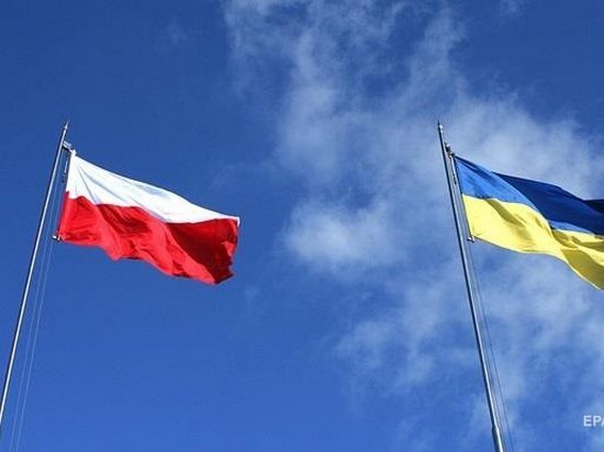 В Польше работников из Украины заставляют носить сине-желтую униформу