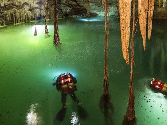 Ученые нашли самую большую подводную пещеру (видео)