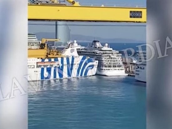 В порту Барселоны паром врезался в круизный лайнер (видео)
