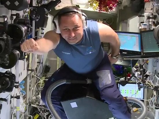 Российский космонавт пролетел на пылесосе по МКС