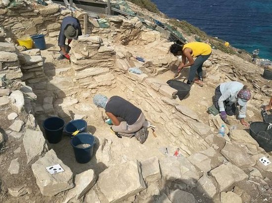 На греческом острове-пирамиде нашли древние сооружения