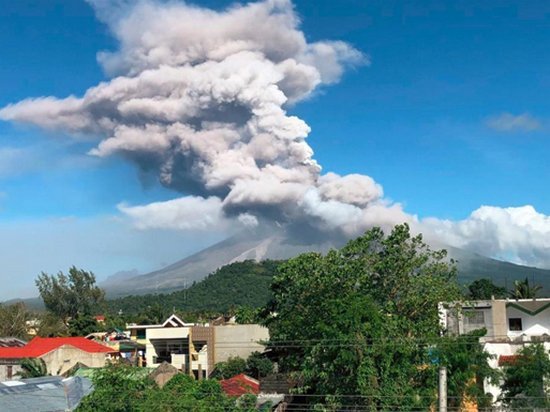 На Филиппинах произошло извержение вулкана (видео)