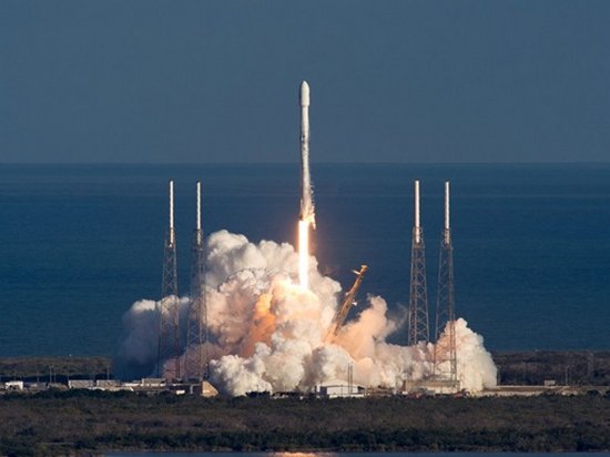 SpaceX запустила военный спутник связи