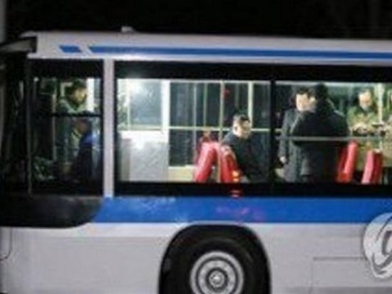 Лидер КНДР Ким Чен Ын покатался по ночному Пхеньяну на троллейбусе