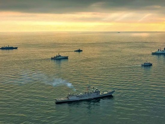 СМИ: Корабли НАТО проводят маневры в Черном море