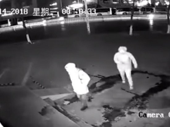 В Китае вор случайно нокаутировал «коллегу» кирпичом (видео)
