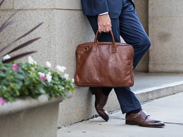 Мужские сумки: правила сочетания с гардеробом
