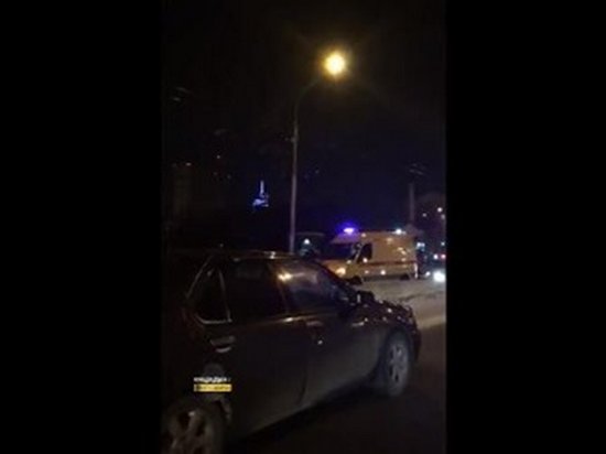 В Новосибирске автомобиль въехал в толпу людей (видео)