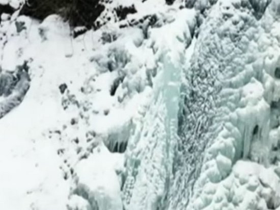На Прикарпатье замерзли водопады (видео)