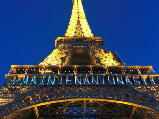 В Париже ради женщин изменили подсветку Эйфелевой башни