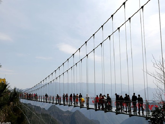 В Китае открыли самый высокий стеклянный мост