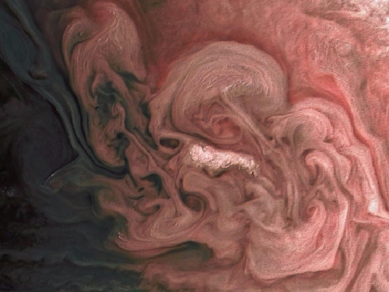 NASA показало фото бури на Юпитере