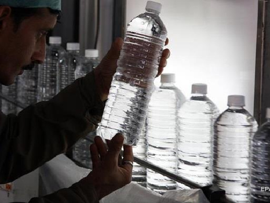 Исследователи выяснили, сколько пластика в бутилированной воде