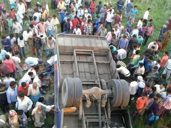 В Индии автобус упал с моста: 14 погибших