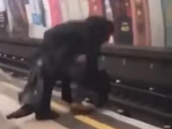 Спасение из-под колес поезда попало на видео