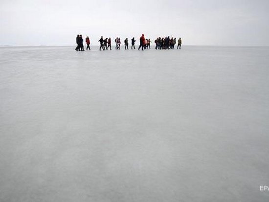 У берегов Сахалина оторвалась льдина с десятками рыбаков