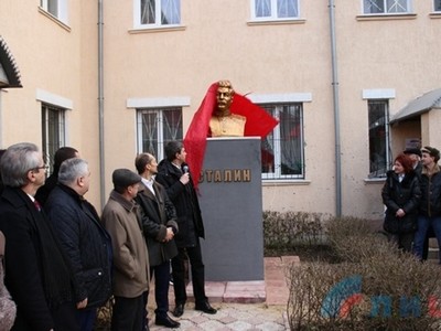 В Луганске установили памятник Сталину (фото)
