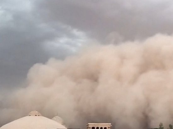 Иранский город Йезд накрыла огромная пылевая буря (видео)