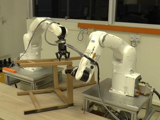 Роботов научили собирать стул из Ikea (видео)