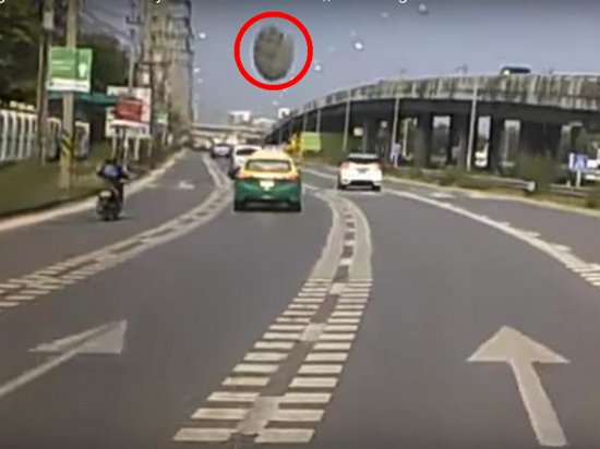 В Таиланде «НЛО» упало на трассу перед машиной (видео)