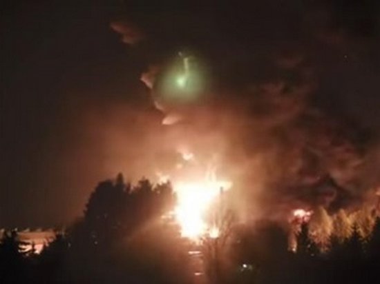 В Польше 140 спасателей тушили склад с химикатами (видео)