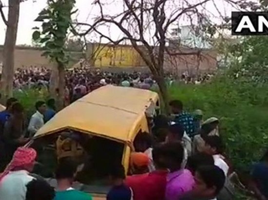 В Индии школьный автобус столкнулся с поездом: десятки детей погибли