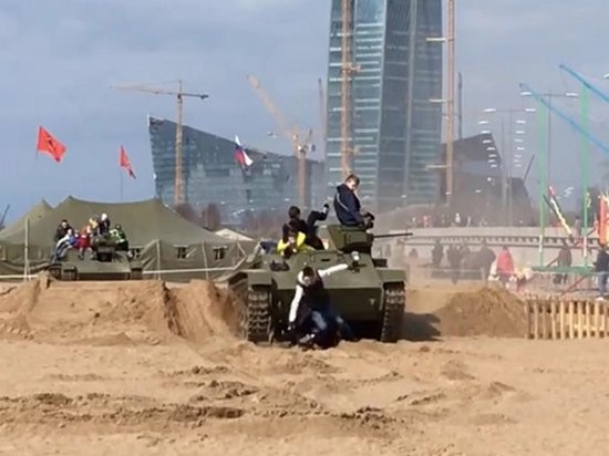 В Петербурге танк переехал посетителей фестиваля (видео)