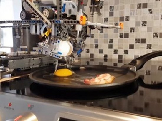 Канадцы научили робота готовить яичницу (видео)