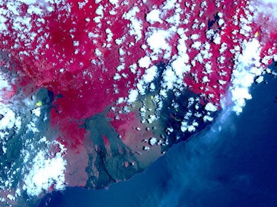 Извержение вулкана на Гавайях показали из космоса