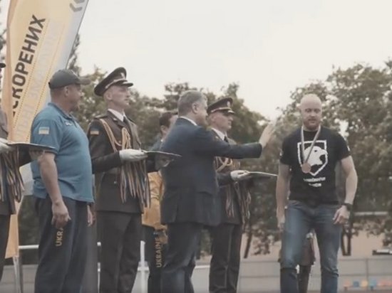 Ветеран отказался пожать руку президенту Порошенко (видео)