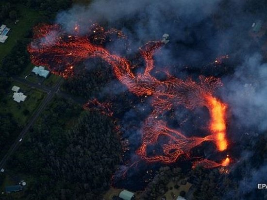 На Гавайях объявлен красный уровень тревоги из-за извержения вулкана