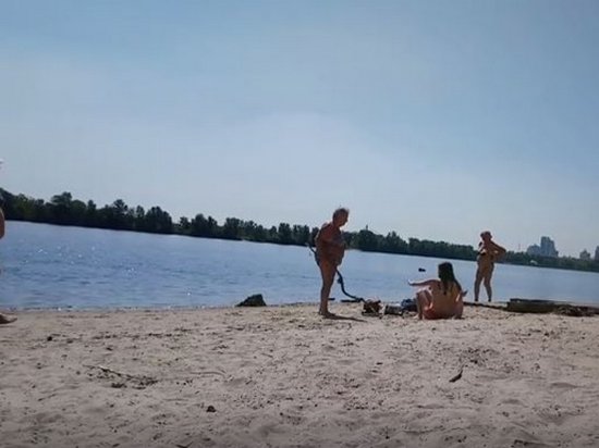 На киевском пляже старушка с палкой набросилась на девушек (видео)