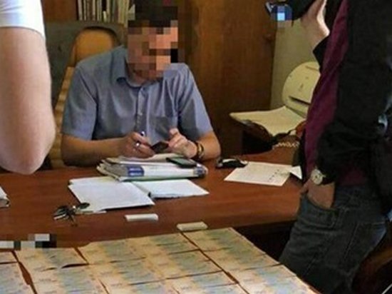 Чиновника Укрзализныци поймали на взятке в 350 тысяч