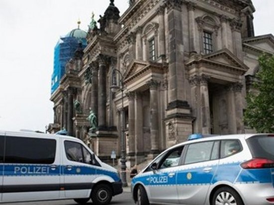 В Берлине полицейский открыл стрельбу в соборе