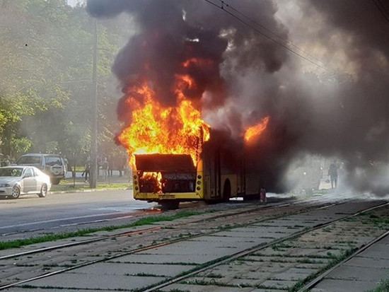 В центре Киева взорвался и сгорел автобус