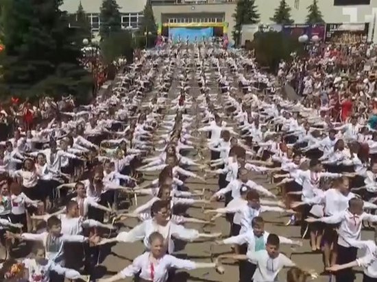 Массовый танец детей в Обухове побил рекорд