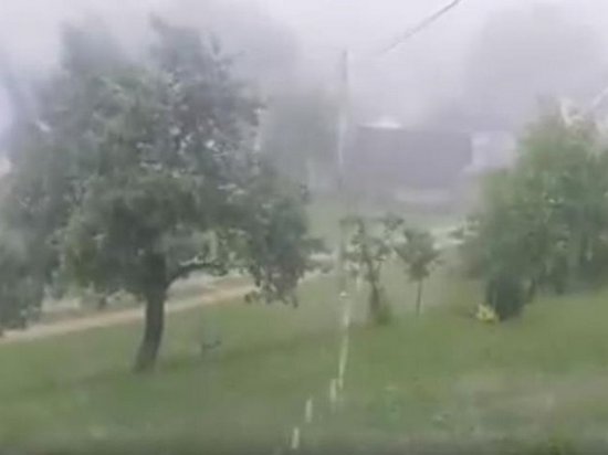 На Закарпатье прошел мощный ливень с градом (видео)