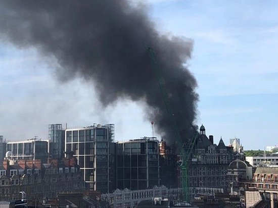 В центре Лондона загорелся отель (видео)