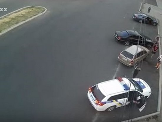 Появилось видео, как в Днепре крушат авто полиции