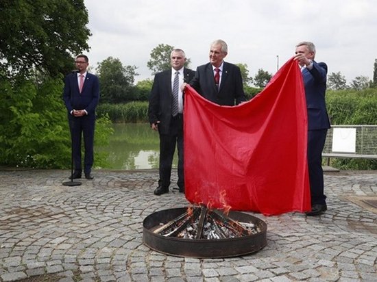 Президент Чехии публично сжег красные трусы (видео)