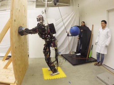Ученые пинками протестировали двуногого робота (видео)