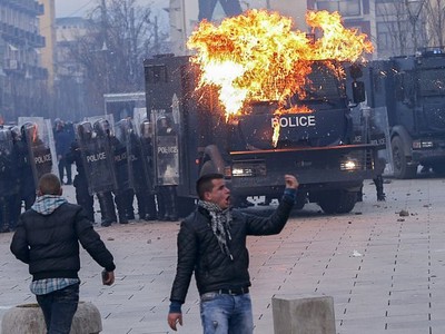 В Косово протестующие забросали парламент коктейлями Молотова (фото)