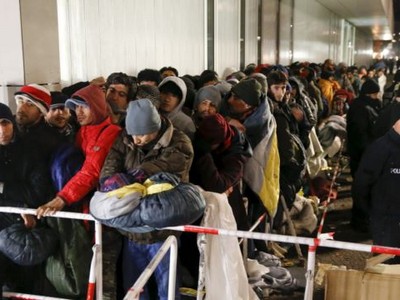 В Германии чиновник отправил к офису Меркель автобус с мигрантами