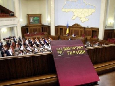 СМИ: У Порошенко тормозят изменения в Конституцию